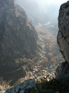 On a foggy day, rolling down the Canyon, here finally comes D. Sebastião