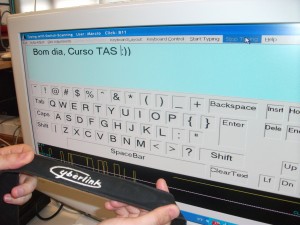 Cyberlink, equipamento que permite usar o computador apenas piscando um olho
